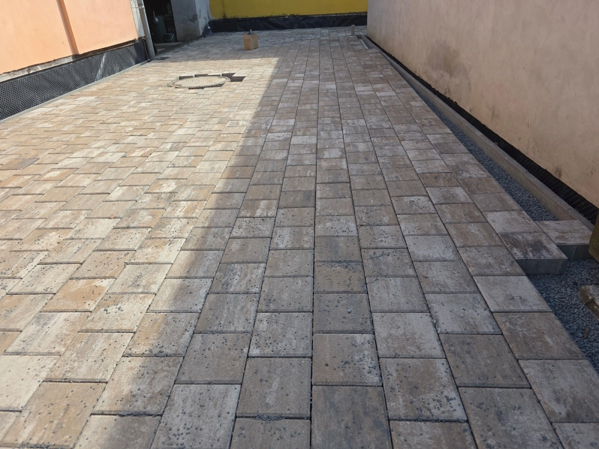 Zámkové dlažby a venkovní úpravy